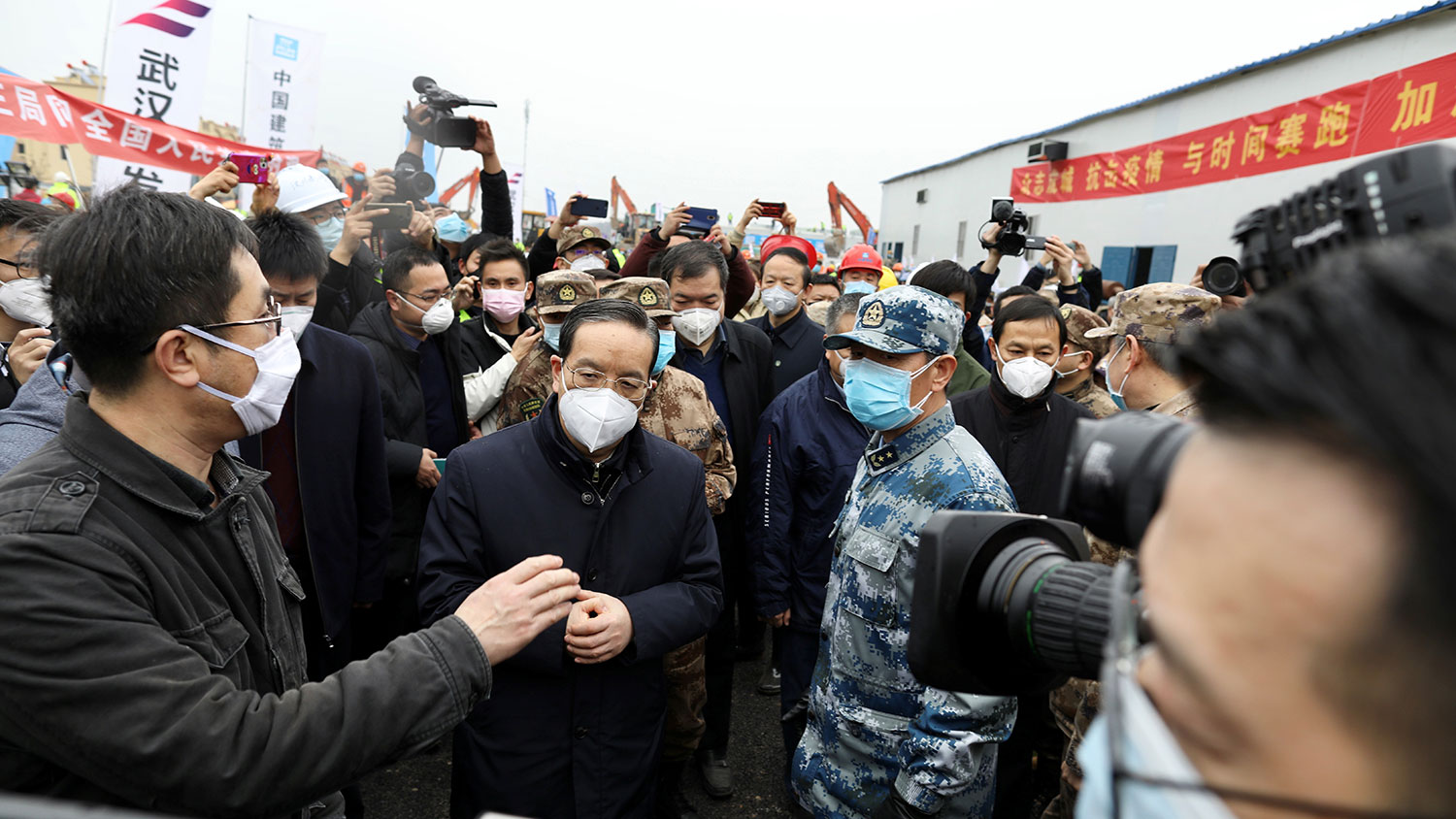 2020年2月2日，原中共湖北省委书记蒋超良（中）视察新建成的武汉市火神山医院。.JPG