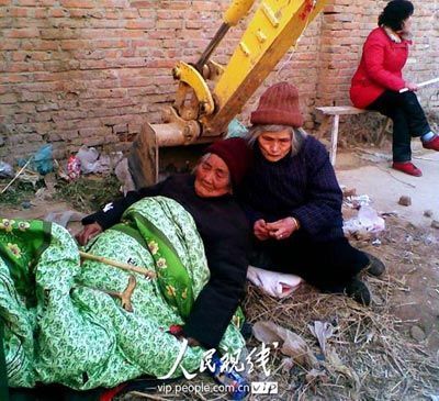 江苏滨海10余老妇挖掘机下打吊瓶阻止毁路征地（图）