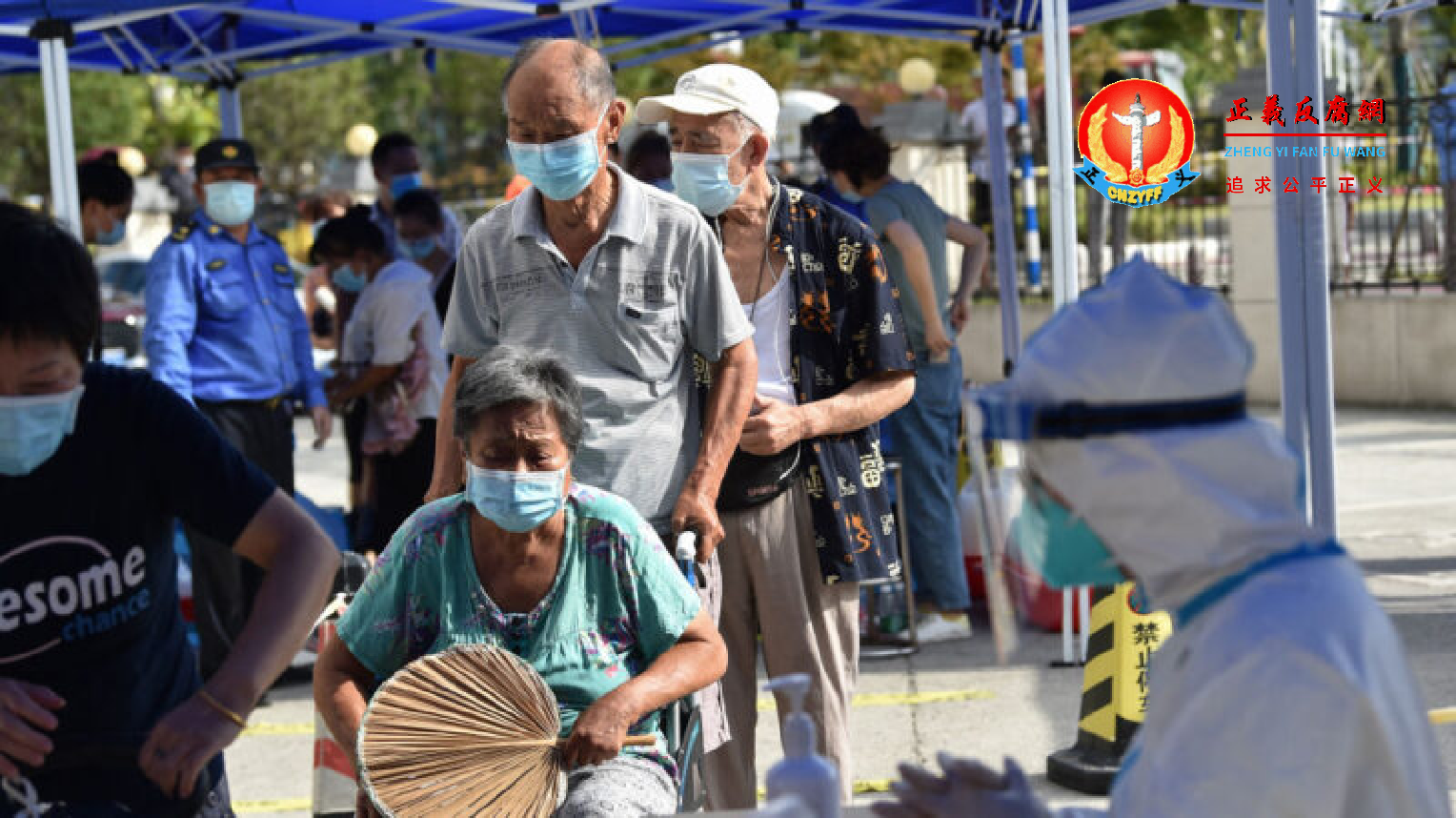 江苏南京市禄口国际机场疫情爆发后，8月7日，该省才通报，因疫情防控不力，当地官员被处罚。图为8月5日，南京市民在做核酸检测。.png
