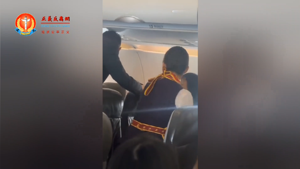 2023年4月29日，两名中国女乘客在万米高空的飞机上大打出手。.png