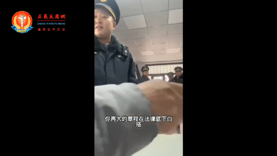 河北省邢台市城市管理综合行政执法局（城管）人员近日以“近期检查”为由要求涉事裁缝铺店主摘除店内悬挂的广告，进而导致店主不满。.png