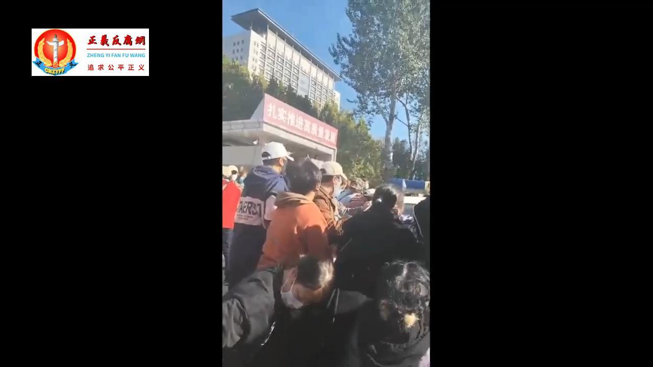 2025年10月13日，河北秦皇岛海港区西盐务村上百名村民再次聚集在海港区人民政府门口，但最终警方强制带走了四名村民，其中包括村民推选的主要代表。.jpg