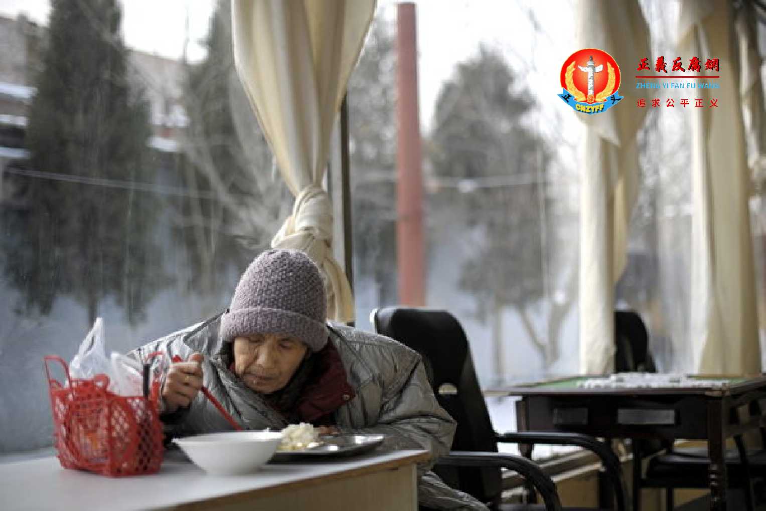 图为一位北京老人在一家养老院吃饭。.jpg 图为一位北京老人在一家养老院吃饭。.jpg