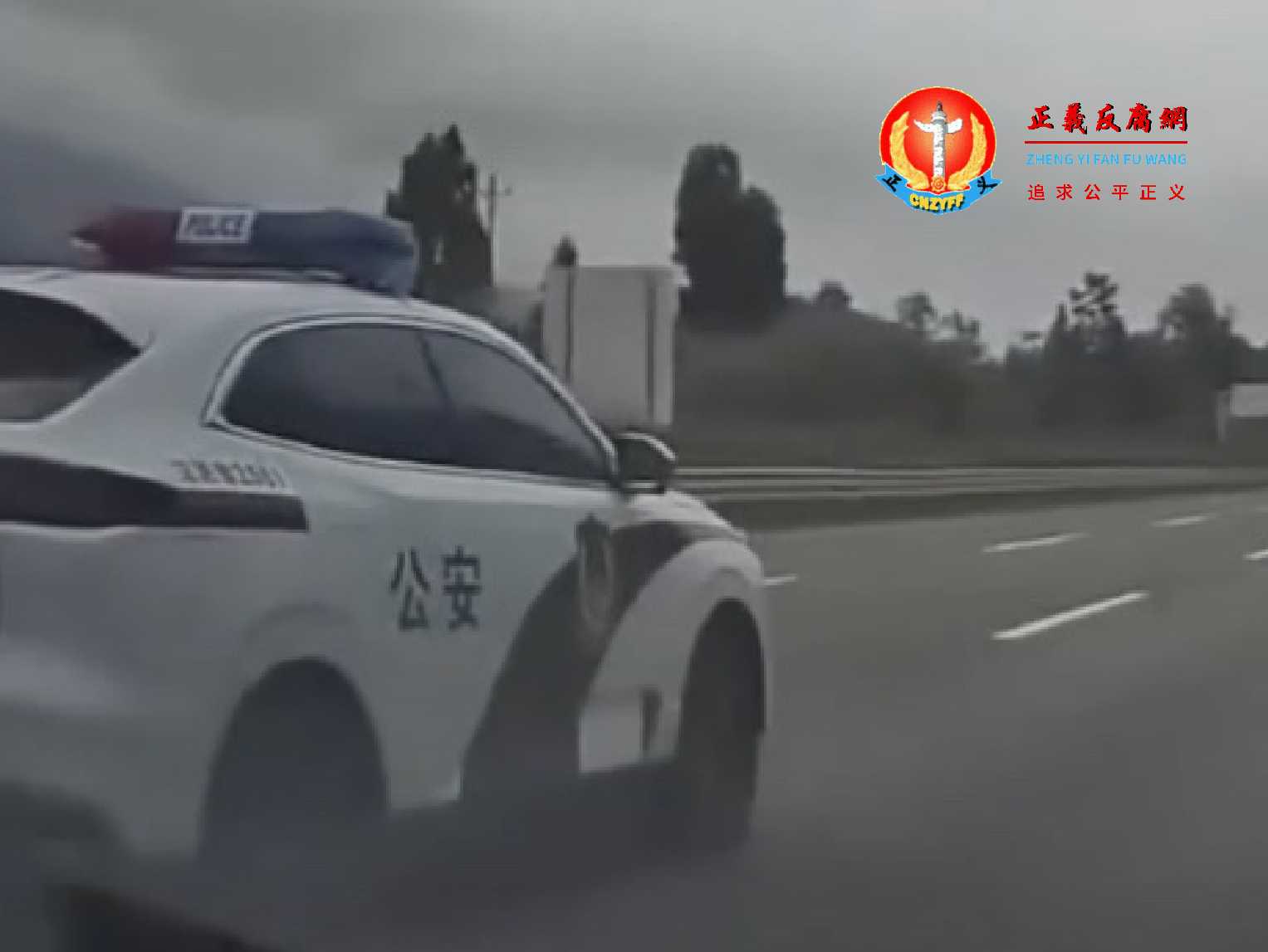 广西和北京两位市民因在微信群转发一篇文章,而被湖南省石门县警方跨省传唤。.jpg 广西和北京两位市民因在微信群转发一篇文章,而被湖南省石门县警方跨省传唤。.jpg