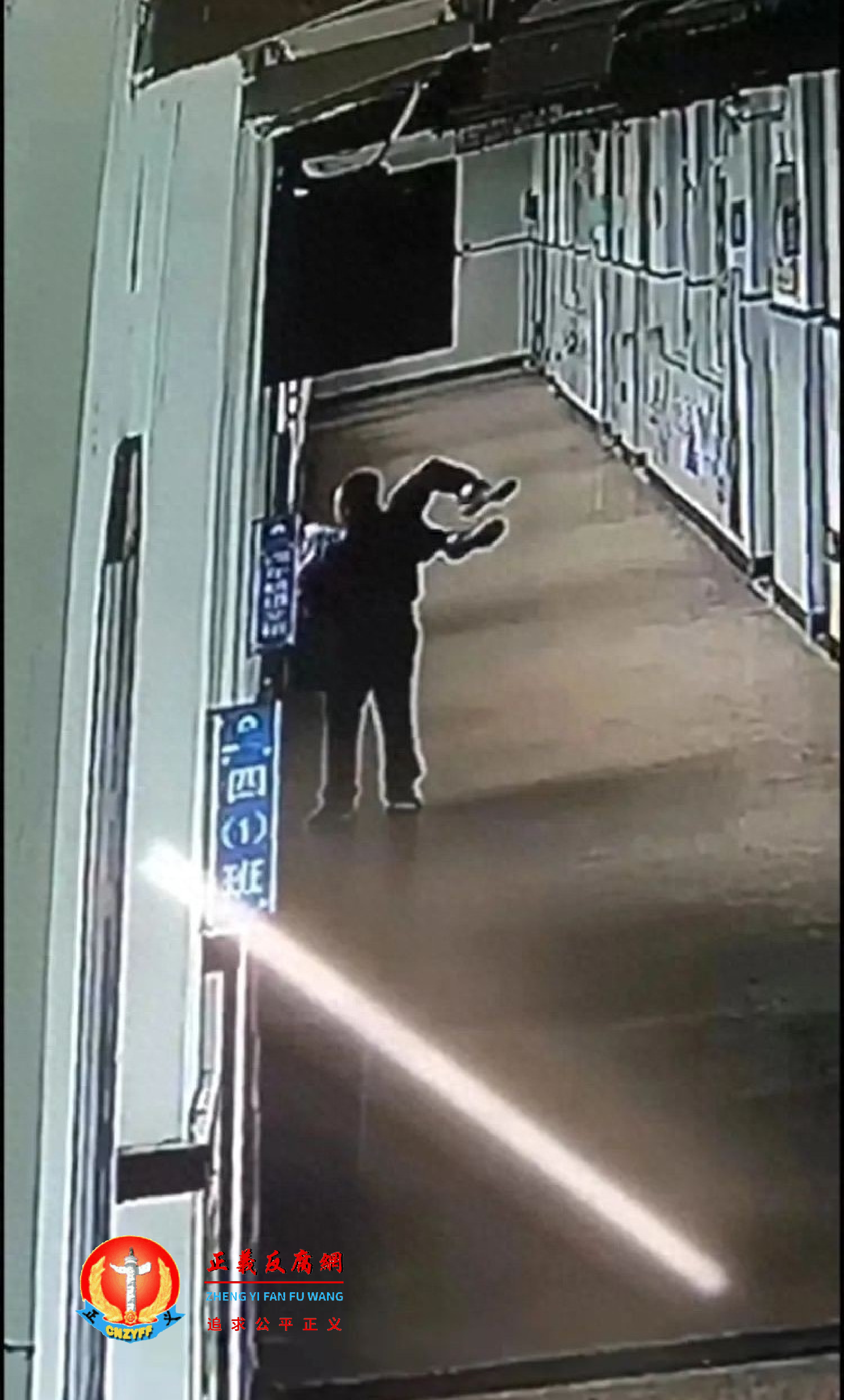 浙江温州市瑞安市马屿镇中心小学四年级学生因在学校调皮，被老师拎起身子探出3楼窗外吓唬。.png