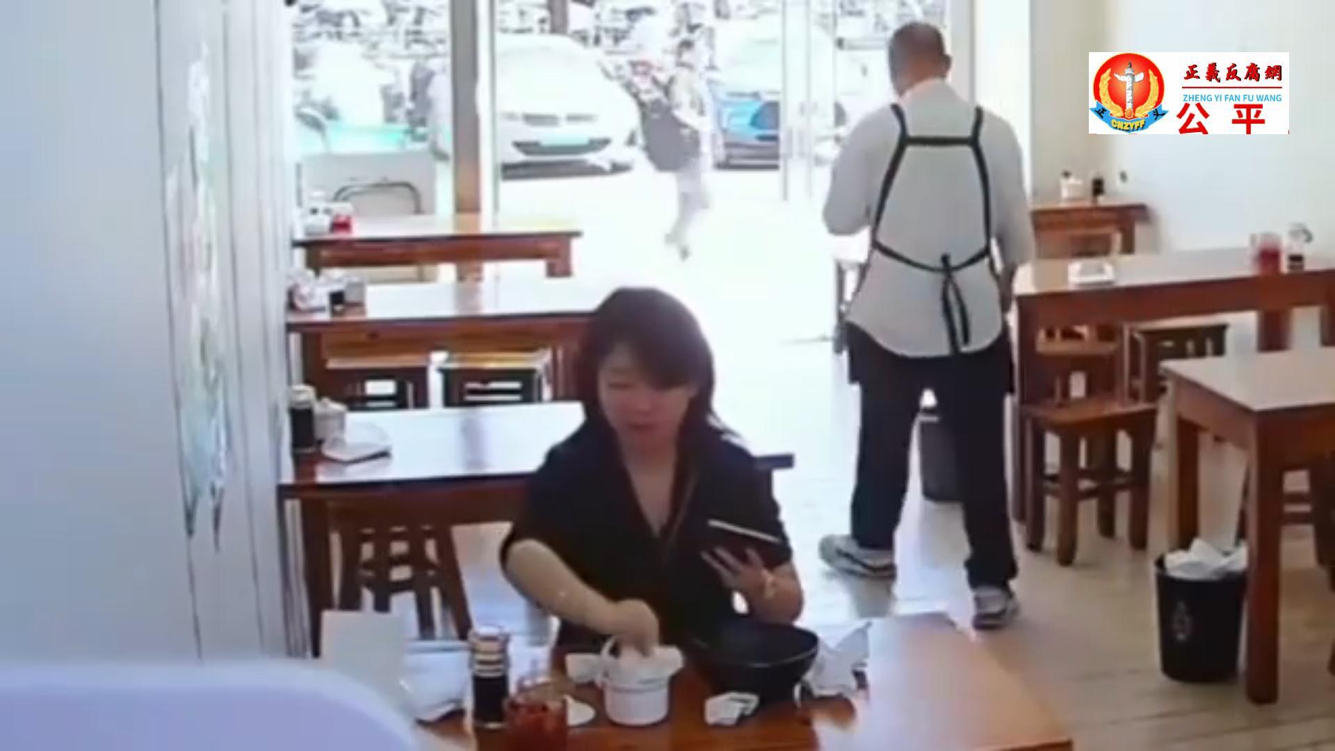 上海闵行区浦江镇一家馄饨铺发生令人作呕的事件：一名穿着职业装的女子在用餐后，故意将擦过鼻涕的纸巾多次扔进装辣椒油的罐子里，甚至用勺子按压，然后若无其事地离开.jpg