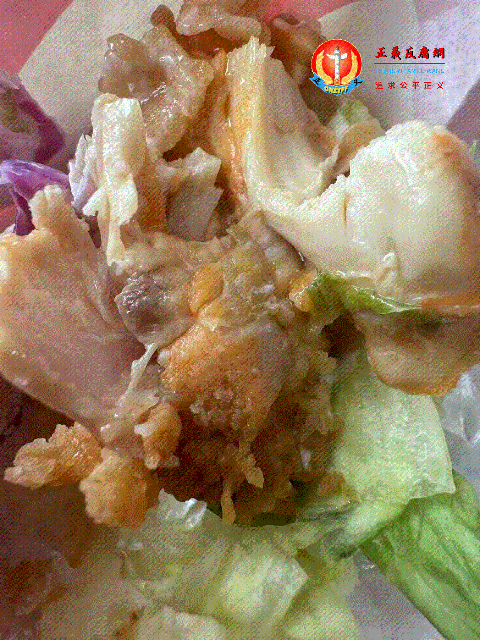 塔斯汀（济南天桥丹凤街店）被投诉吃出生肉的汉堡.gif