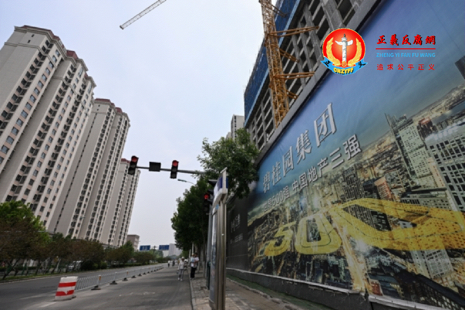 图为2024年6月5日，中国房地产开发商碧桂园在天津正在建设的一个住宅小区。.gif