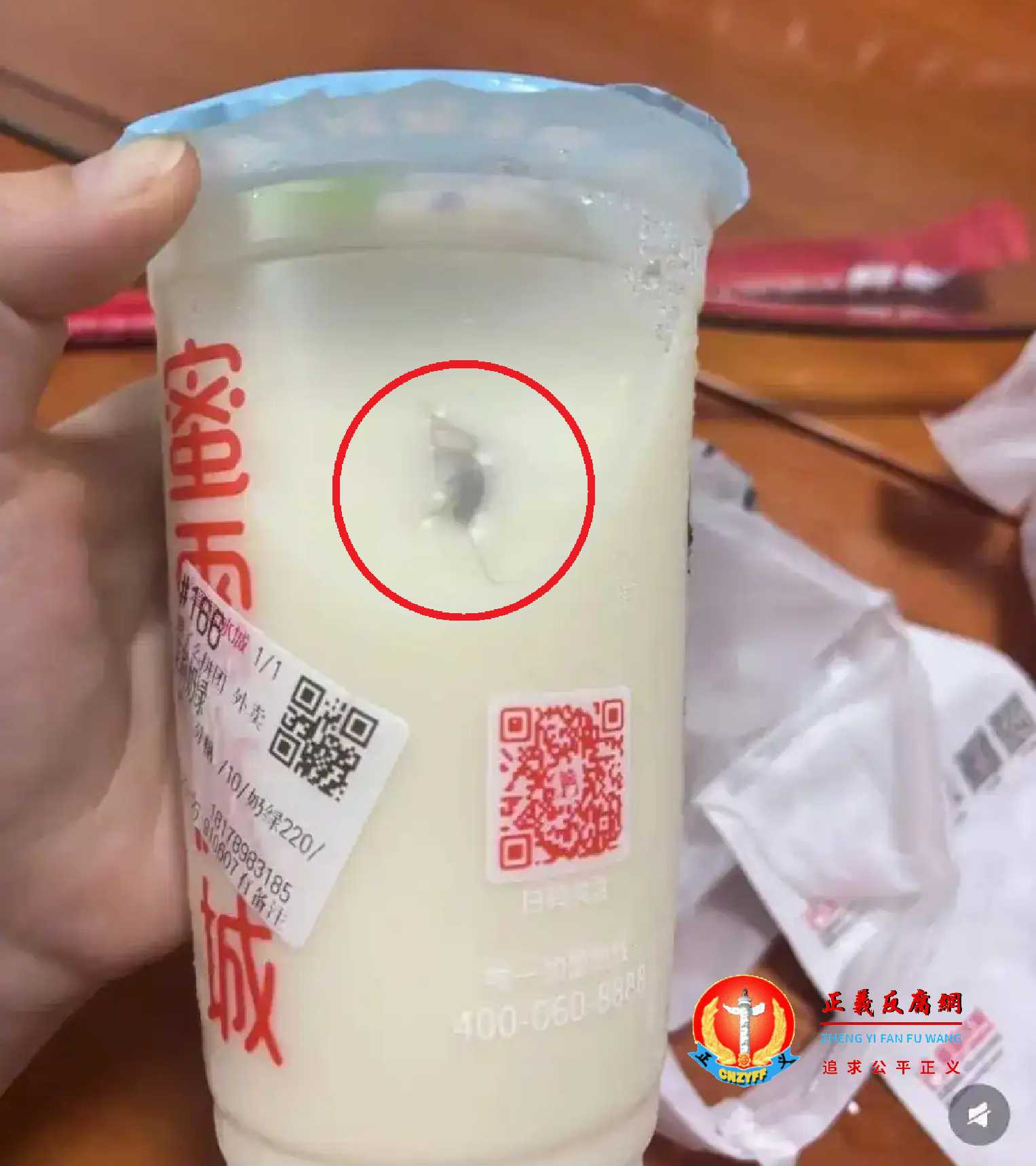 蜜雪冰城未开封奶茶发现蟑螂.jpg