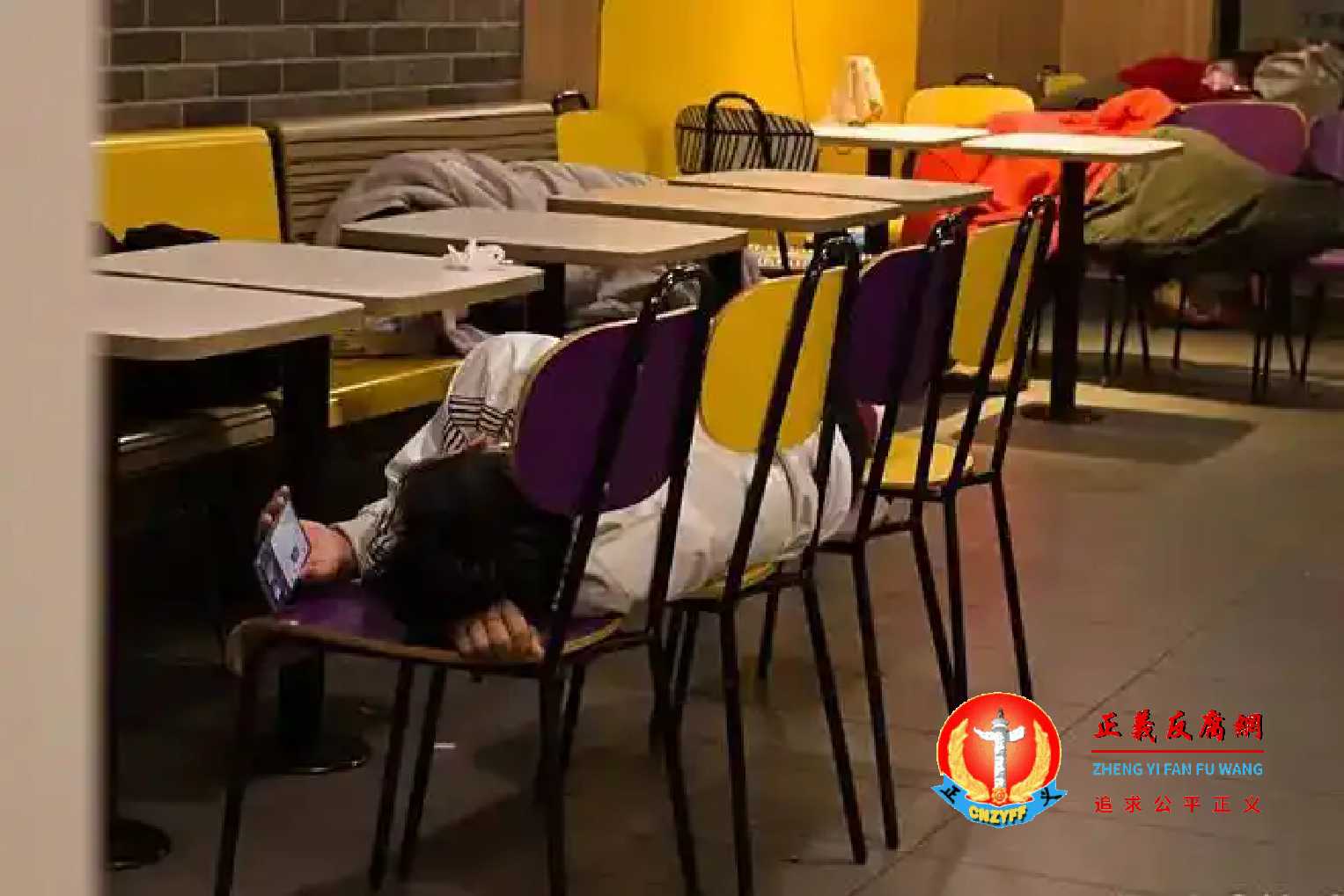 不少“流浪汉”在上海麦当劳四平路店里过夜.jpg
