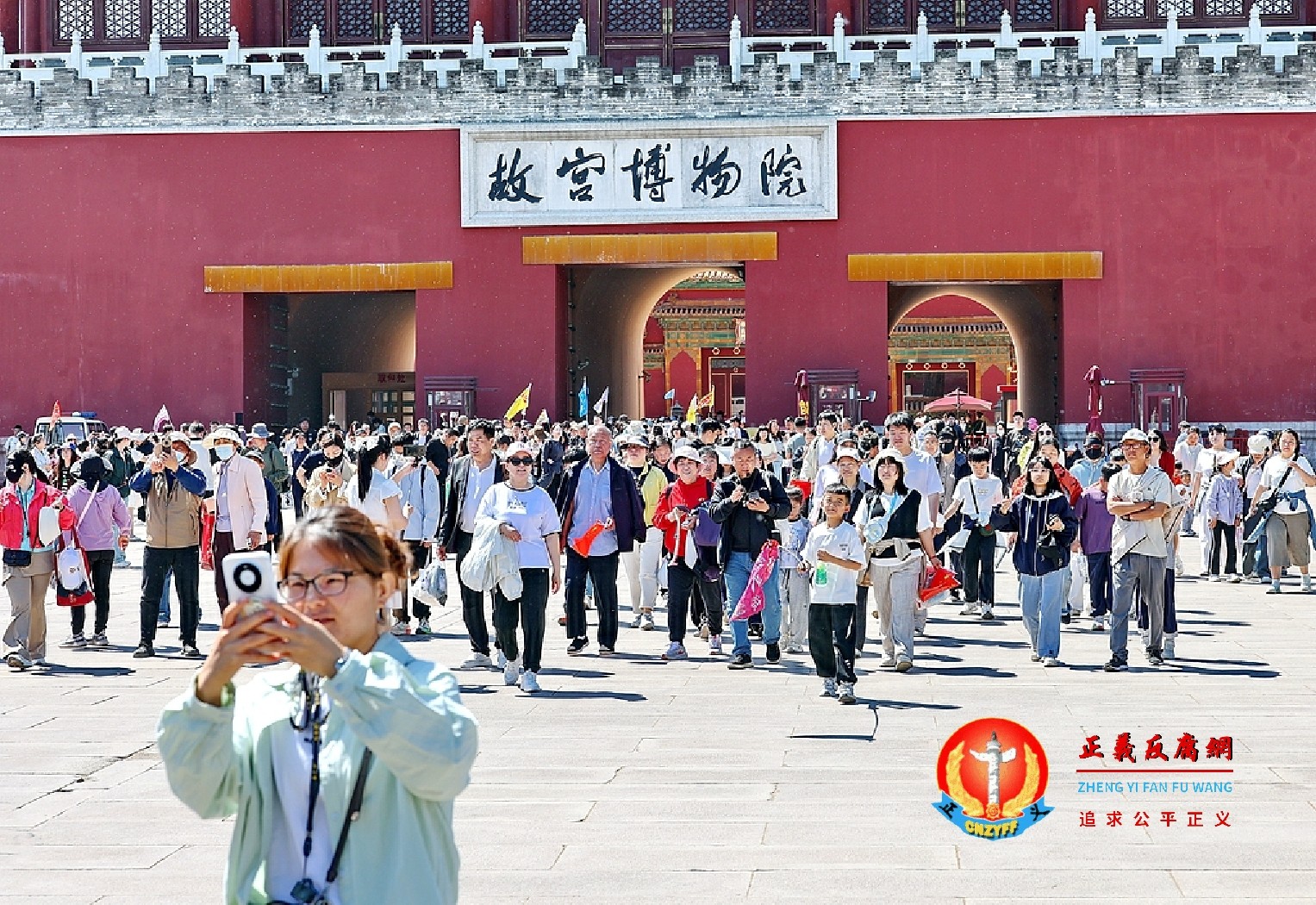 游客参观北京故宫.jpg